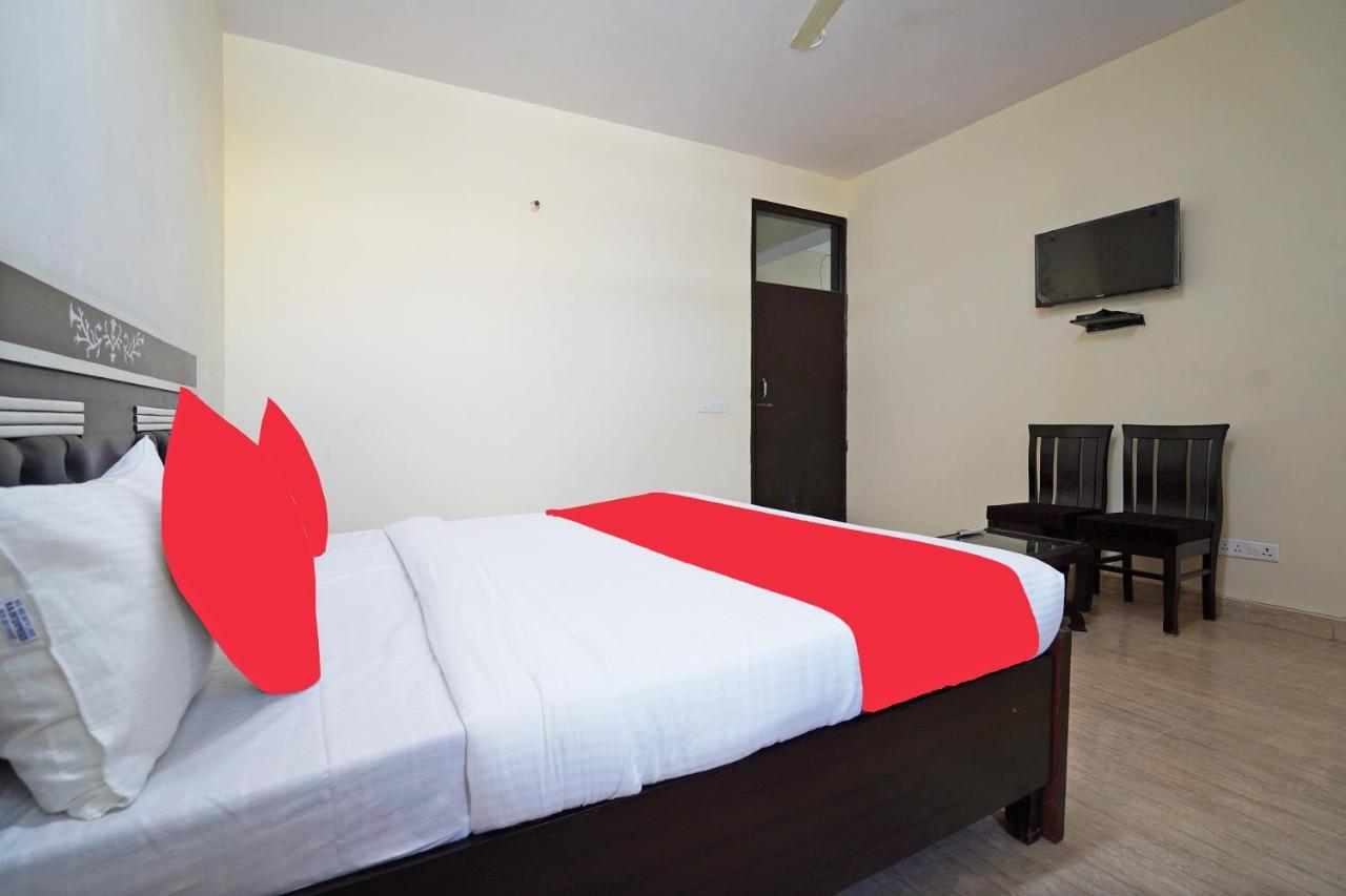 Oyo 46744 Hotel Yash Nuova Delhi Esterno foto