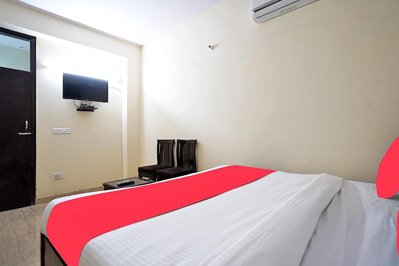Oyo 46744 Hotel Yash Nuova Delhi Esterno foto